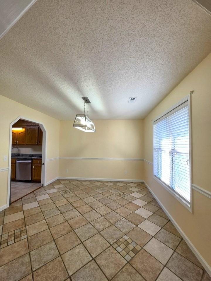 450 Derek Dr - Photo 6 of 33