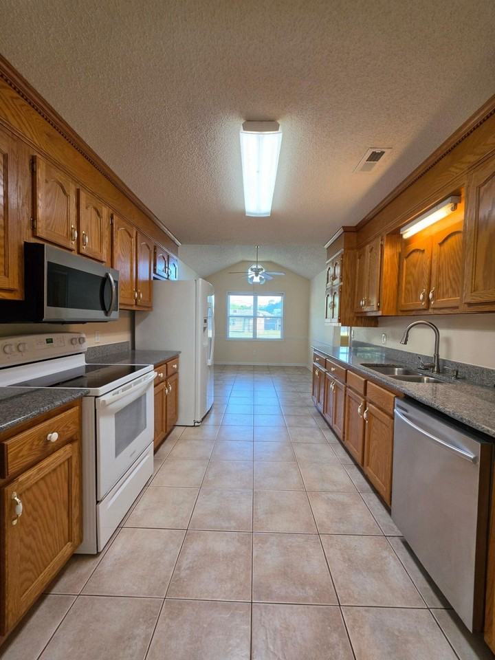 450 Derek Dr - Photo 7 of 33