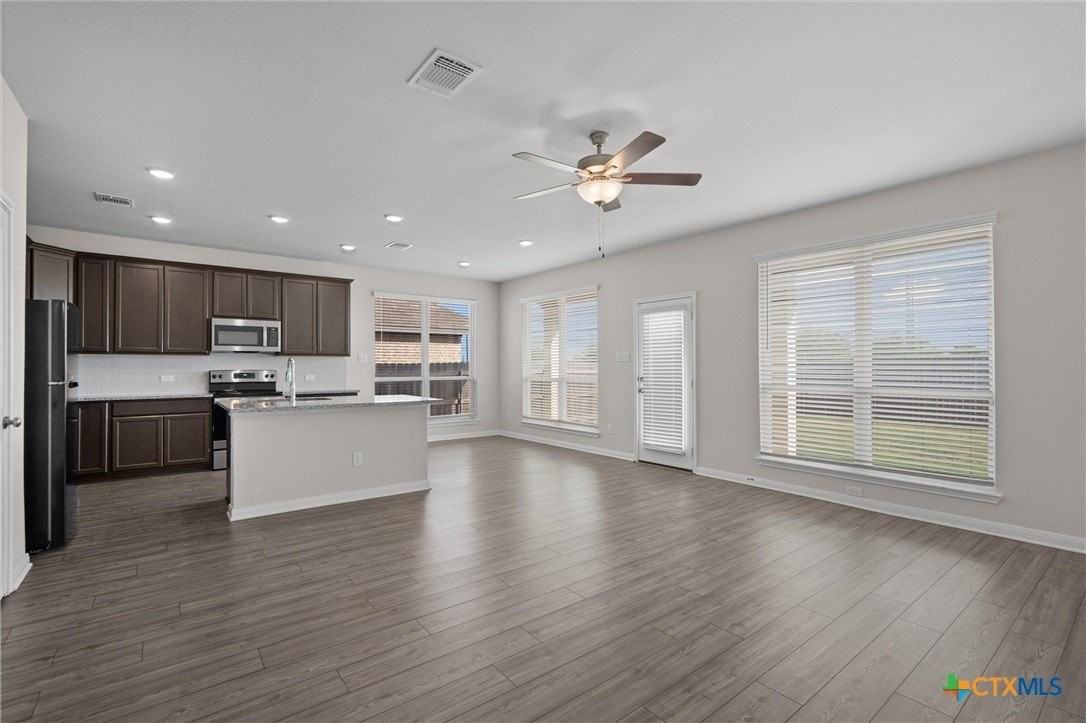 1037 Shelby Dr - Photo 2 of 38