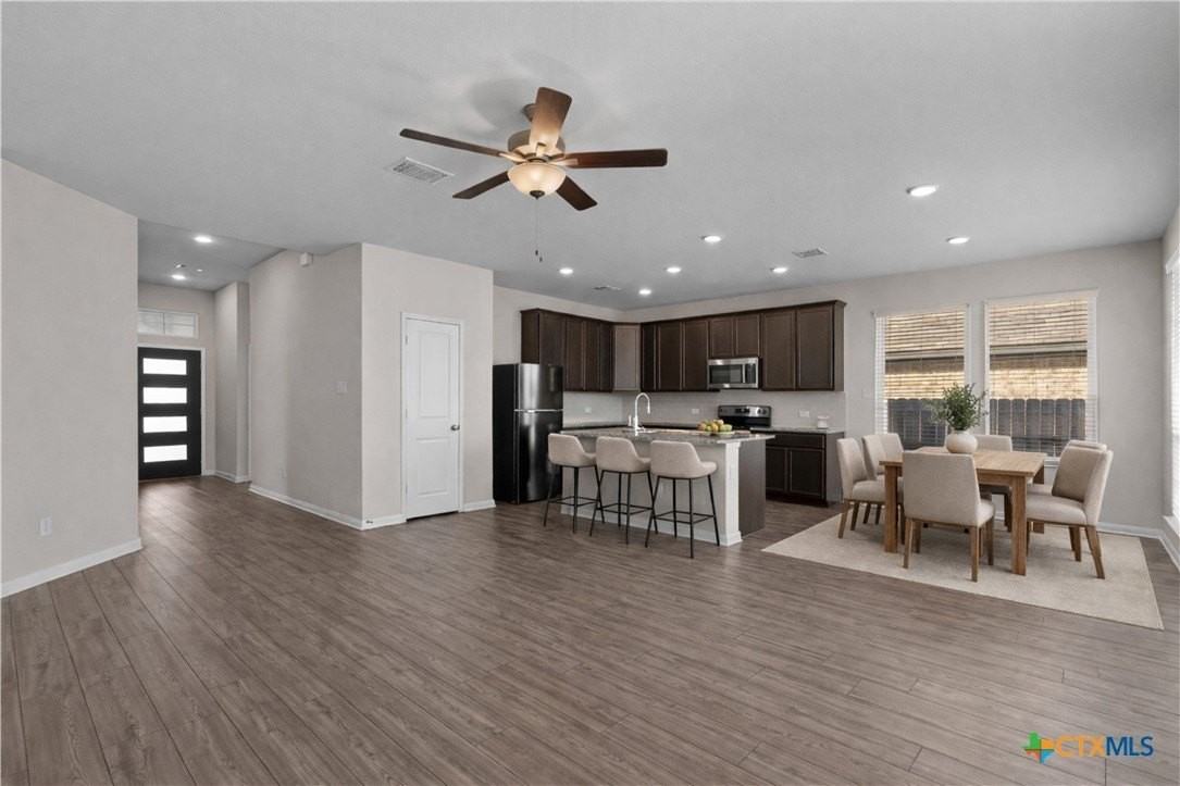 1037 Shelby Dr - Photo 3 of 38