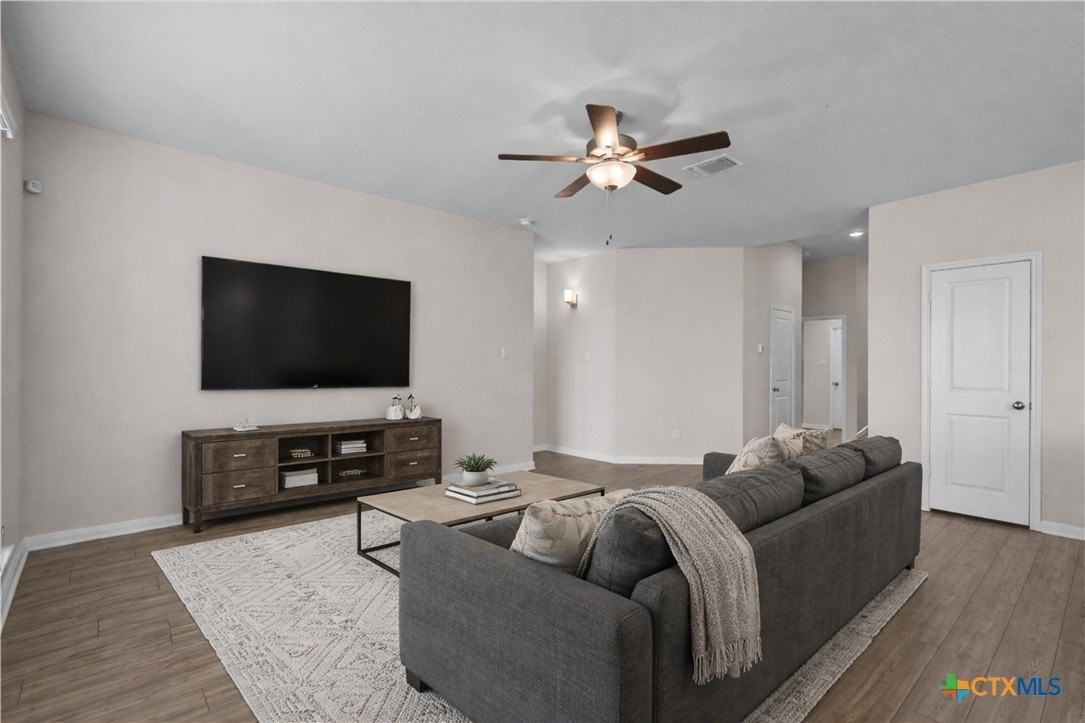 1037 Shelby Dr - Photo 4 of 38