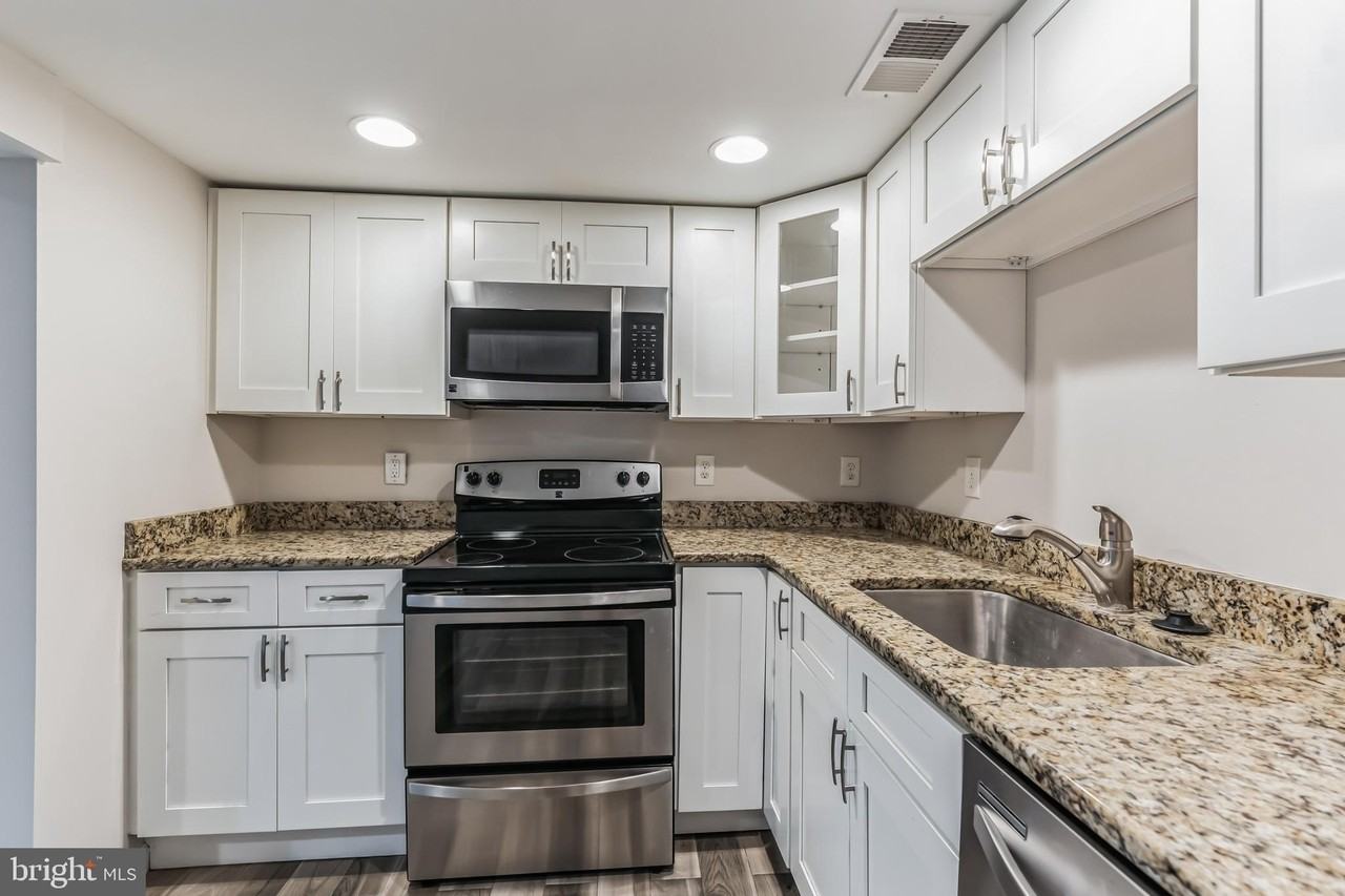 1213 Staples St Ne #B - Photo 7 of 15