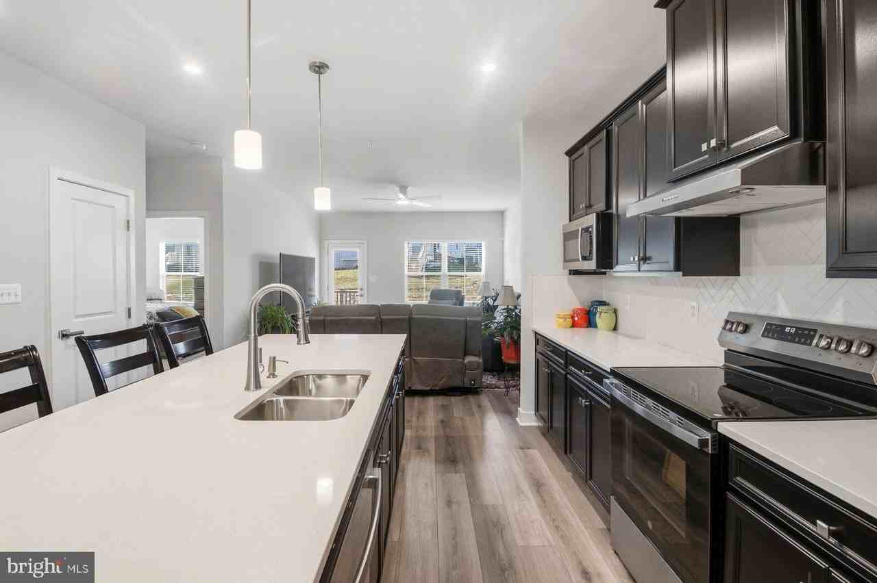 7517 Matapeake Ln - Photo 6 of 37