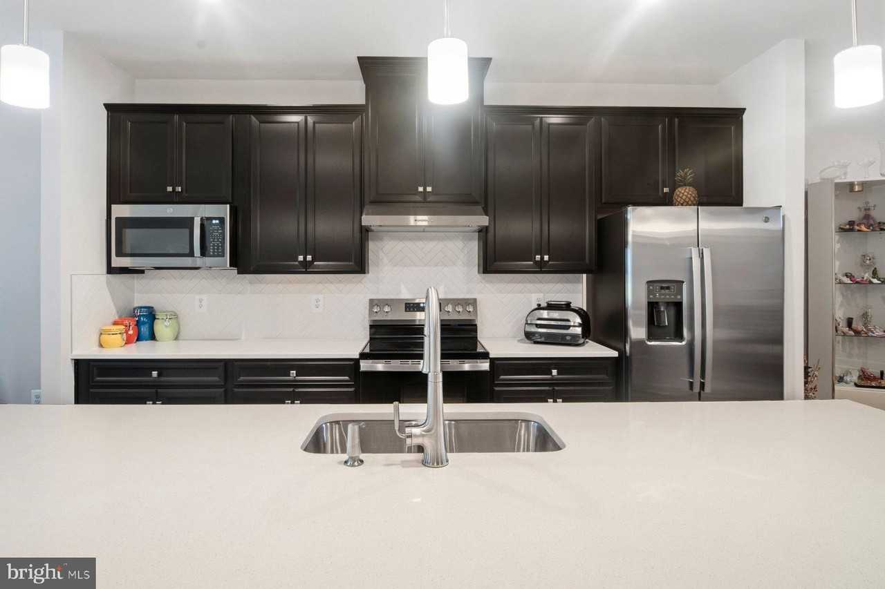 7517 Matapeake Ln - Photo 7 of 37