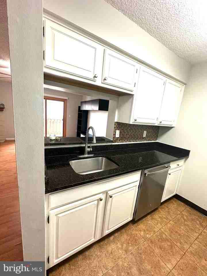 4901 Ravens Crest Dr - Photo 5 of 15