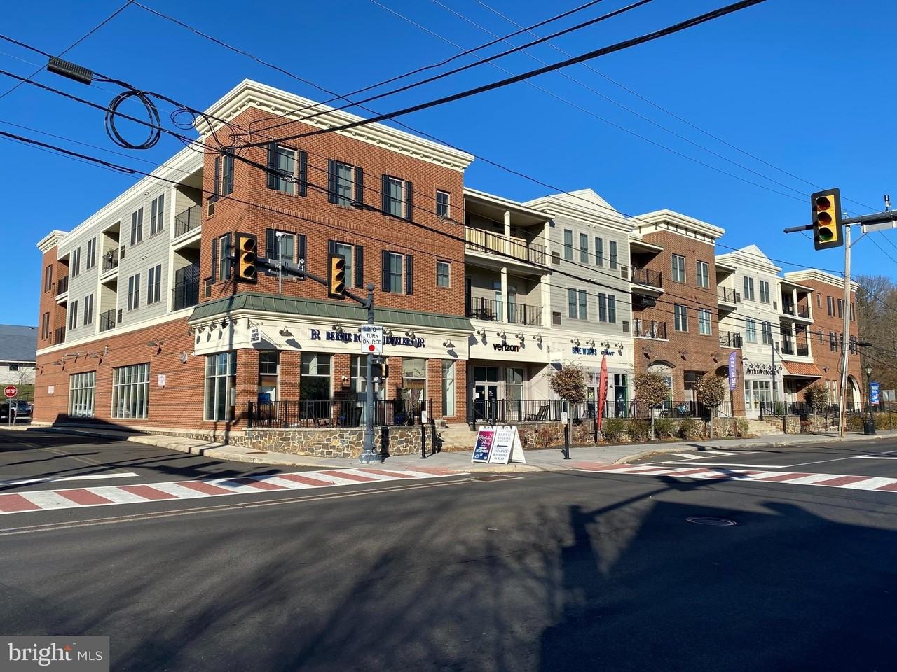 200 N Sycamore St #2F - Photo 2 of 15