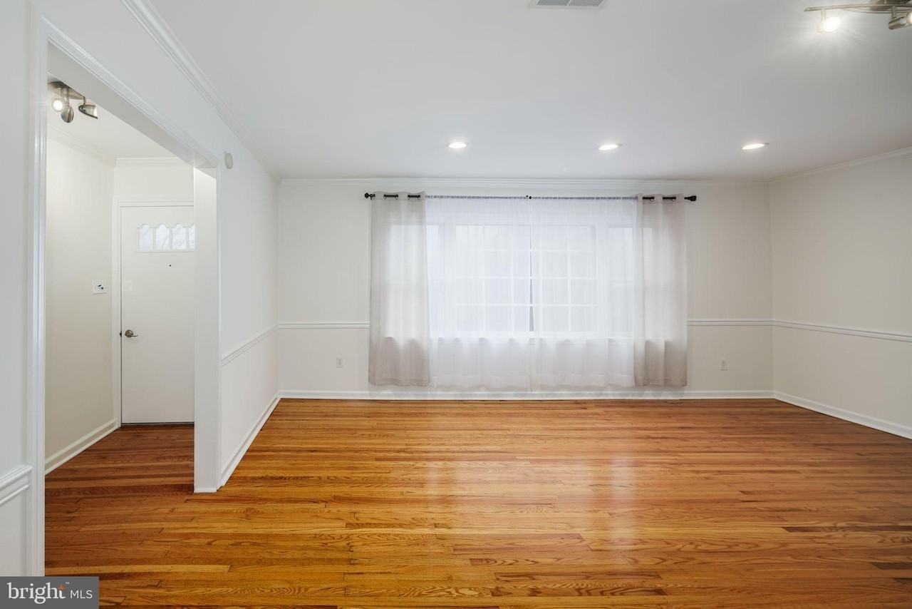 499 Irish Rd - Photo 6 of 29