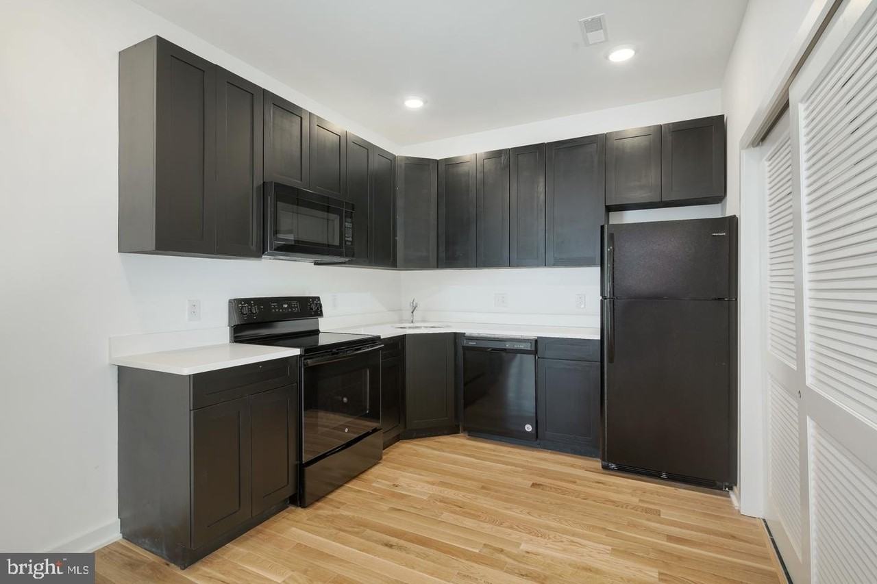 1918 E CUMBERLAND Street #B - Photo 3 of 17