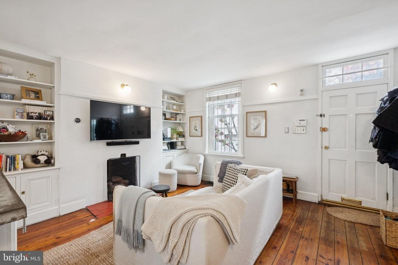 2410 DELANCEY - Photo 2 of 22