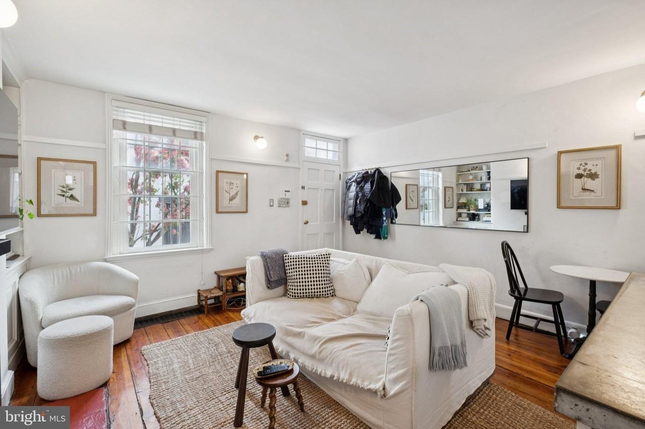 2410 DELANCEY - Photo 3 of 22