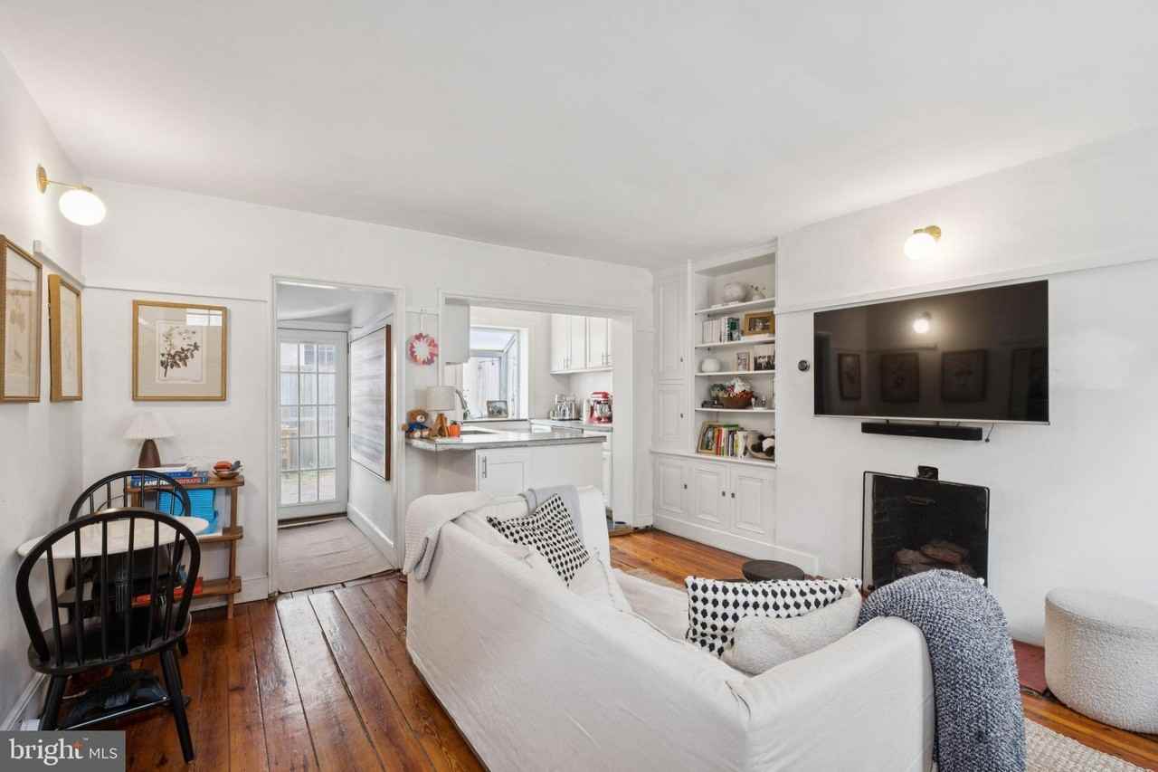 2410 DELANCEY - Photo 4 of 22