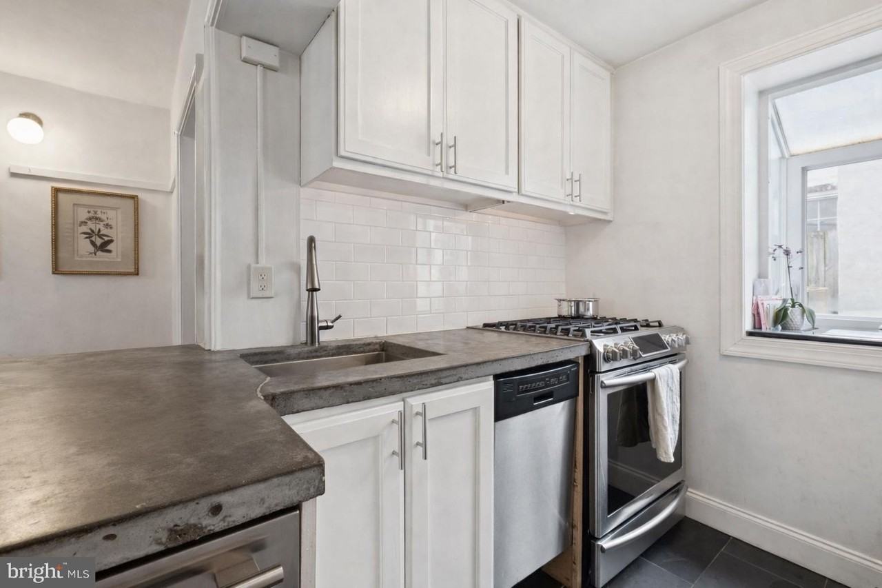 2410 DELANCEY - Photo 6 of 22