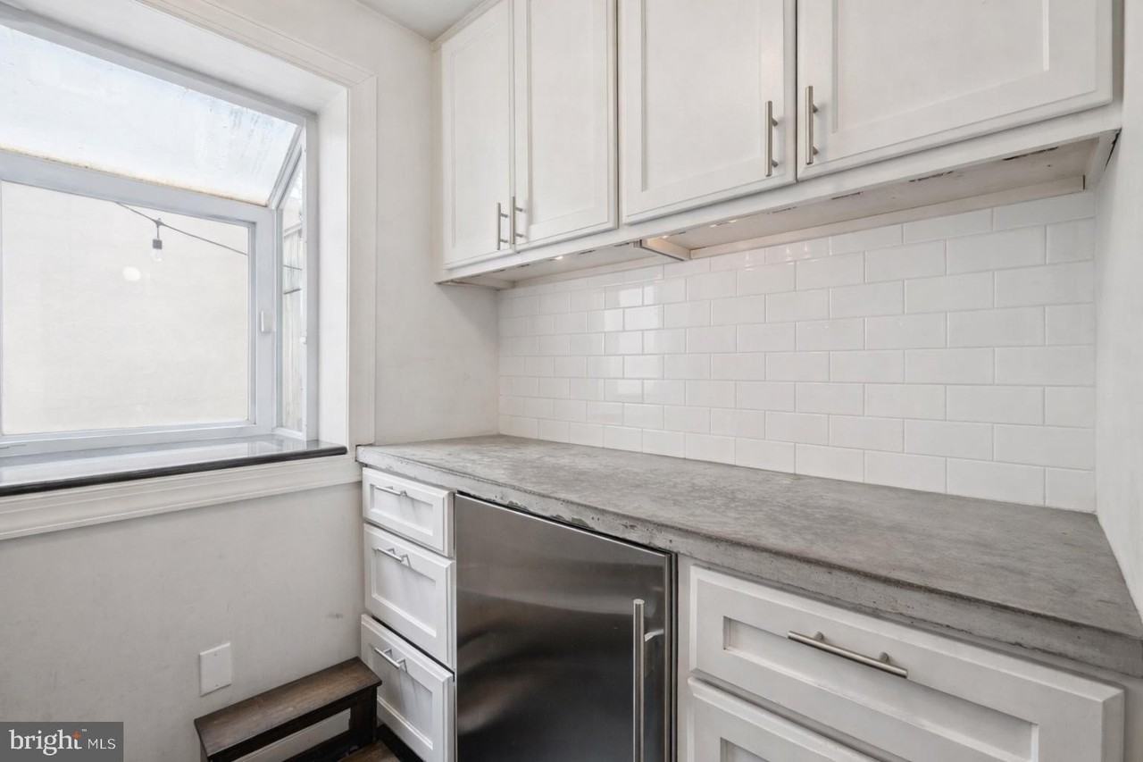 2410 DELANCEY - Photo 7 of 22