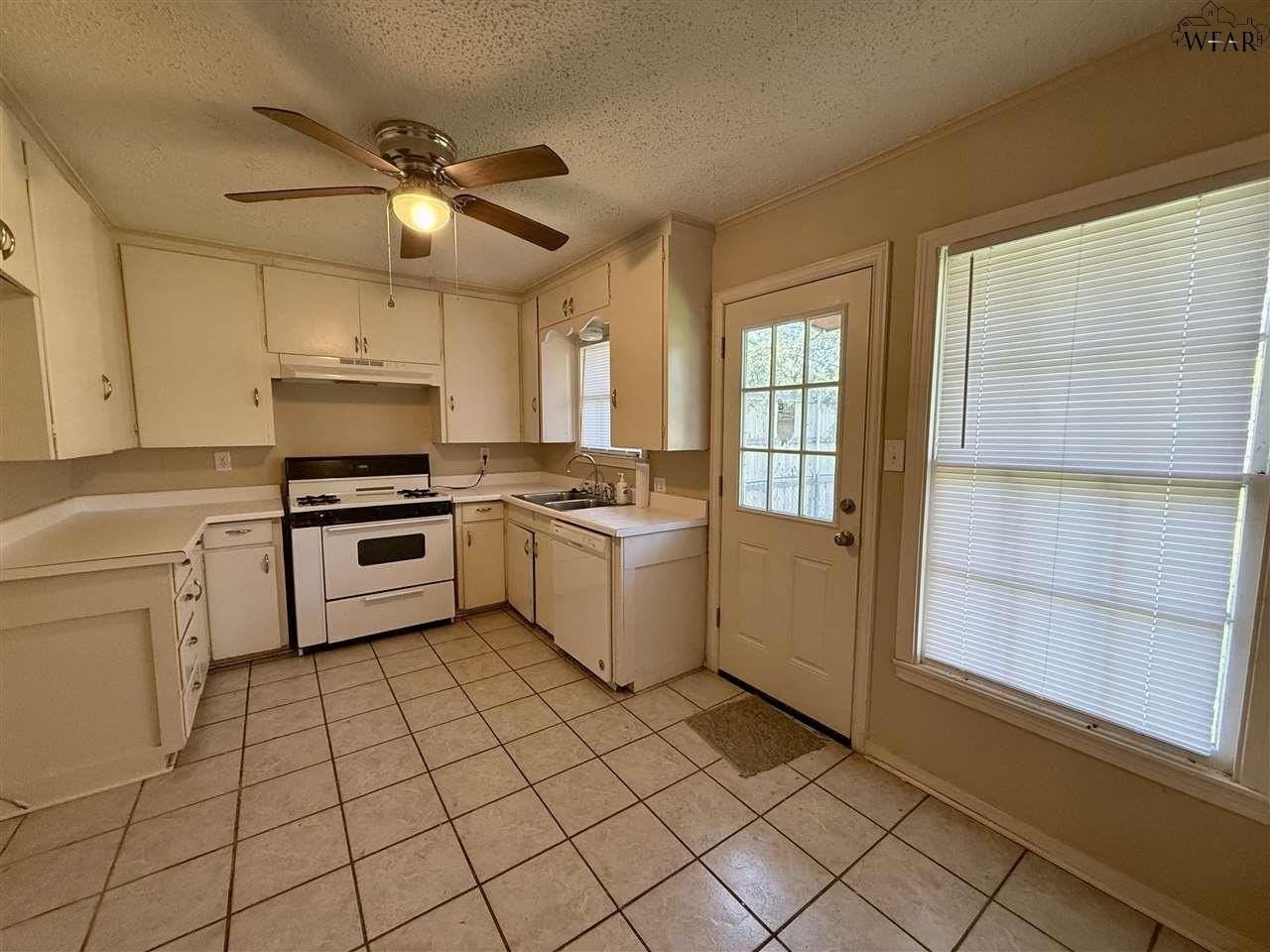 1638 Dayton Ave - Photo 5 of 12