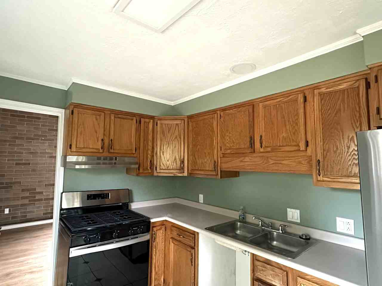 128 Ridge St S #B - Photo 4 of 16