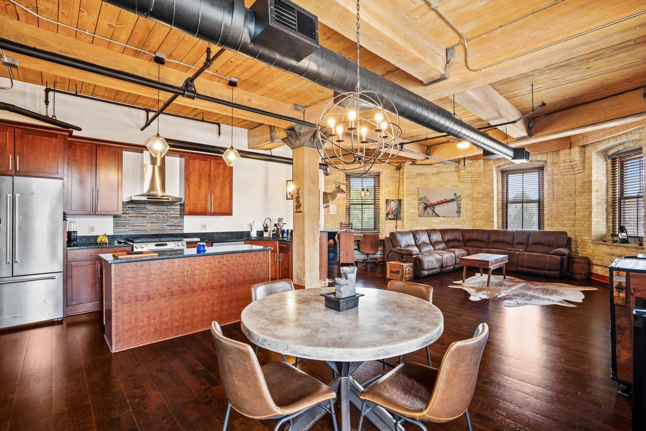 1818 N Water St - Photo 5 of 26