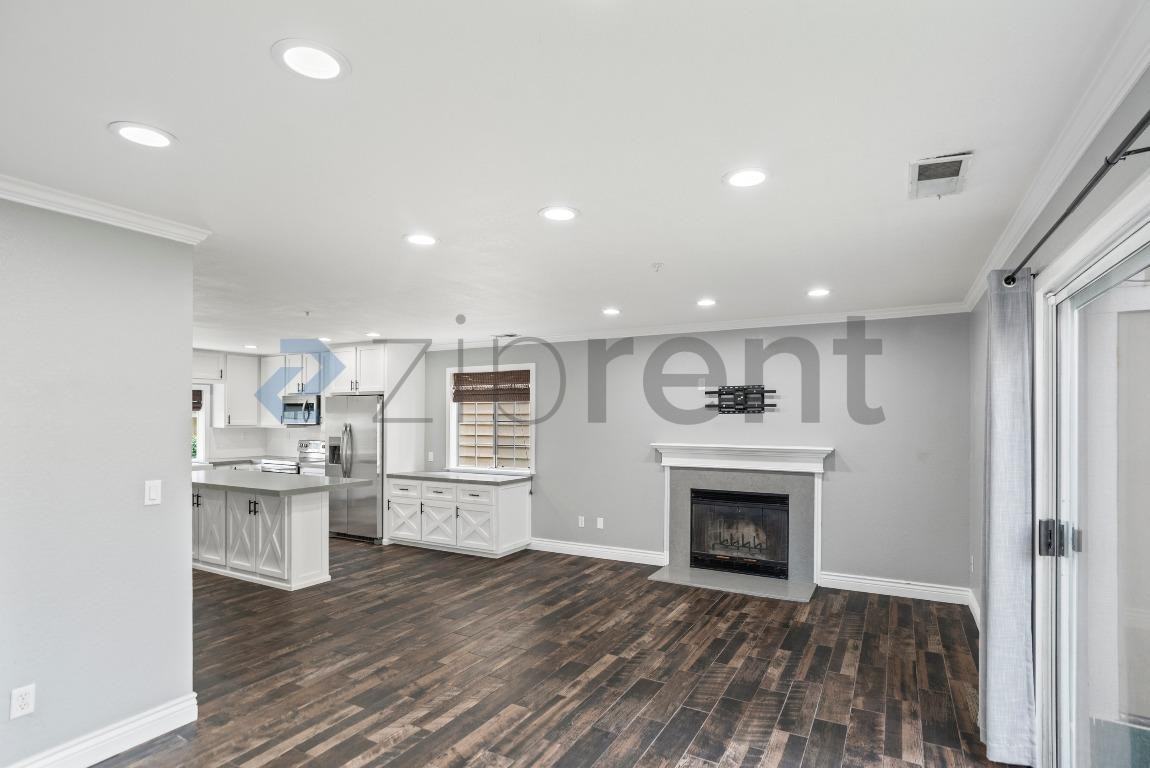 5045 Hiller Ln - Photo 7 of 30