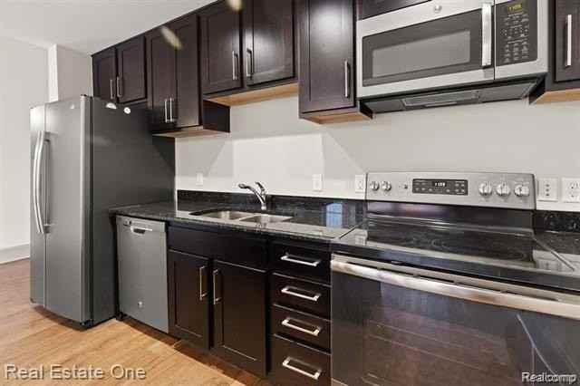 10 Grand River Ave