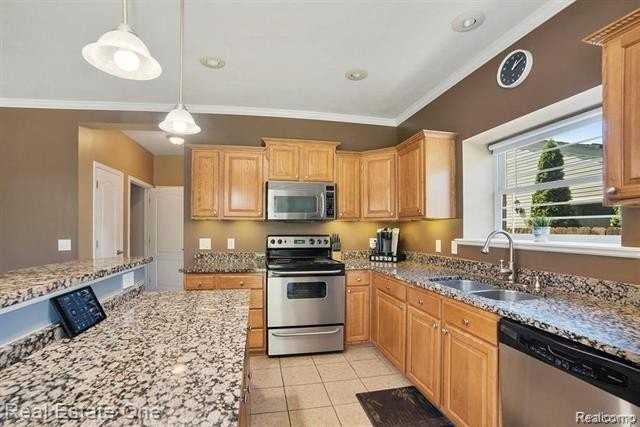 2043 Vermont Dr - Photo 4 of 29