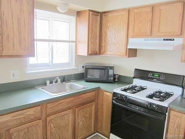 20715 Stafford St - Photo 7 of 13