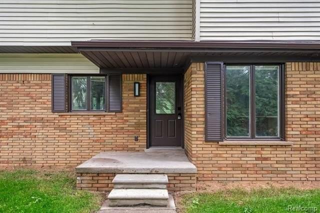 4866 Walnut Lake Rd - Photo 2 of 33