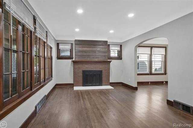 208 W Webster St - Photo 5 of 20