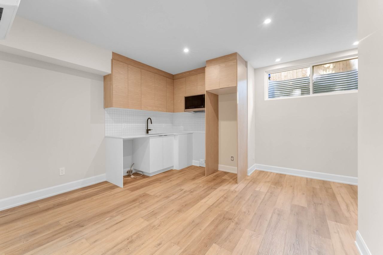 132 Carillon Street - Photo 4 of 8