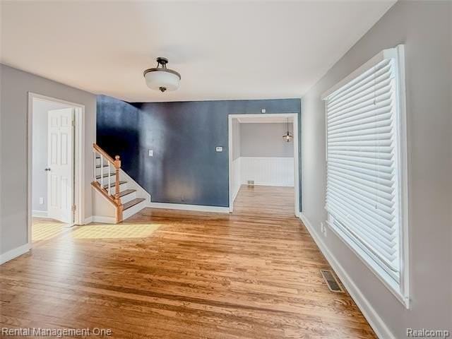 49 Hovey St - Photo 4 of 32