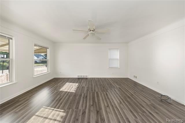 20258 Caldwell St - Photo 3 of 31