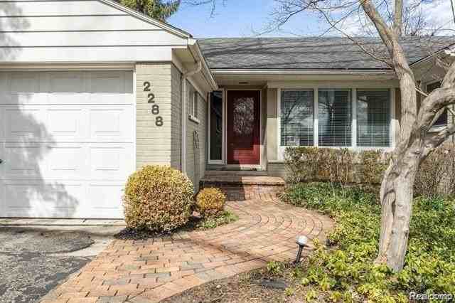 2288 Northlawn Blvd - Photo 3 of 24