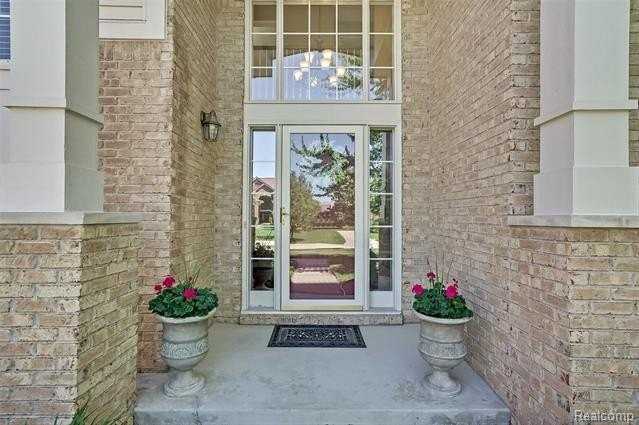 6062 Fairborn Dr - Photo 2 of 36