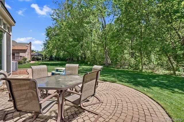 6062 Fairborn Dr - Photo 6 of 36