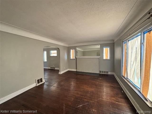 15496 Gilchrist St - Photo 4 of 16