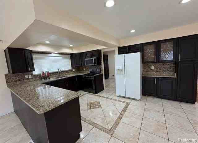 39725 Crystal Dr - Photo 6 of 9