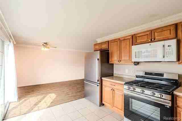 474 Fox Hills Dr N #2 - Photo 5 of 16