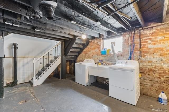 885 Clairmount St - Photo 4 of 11