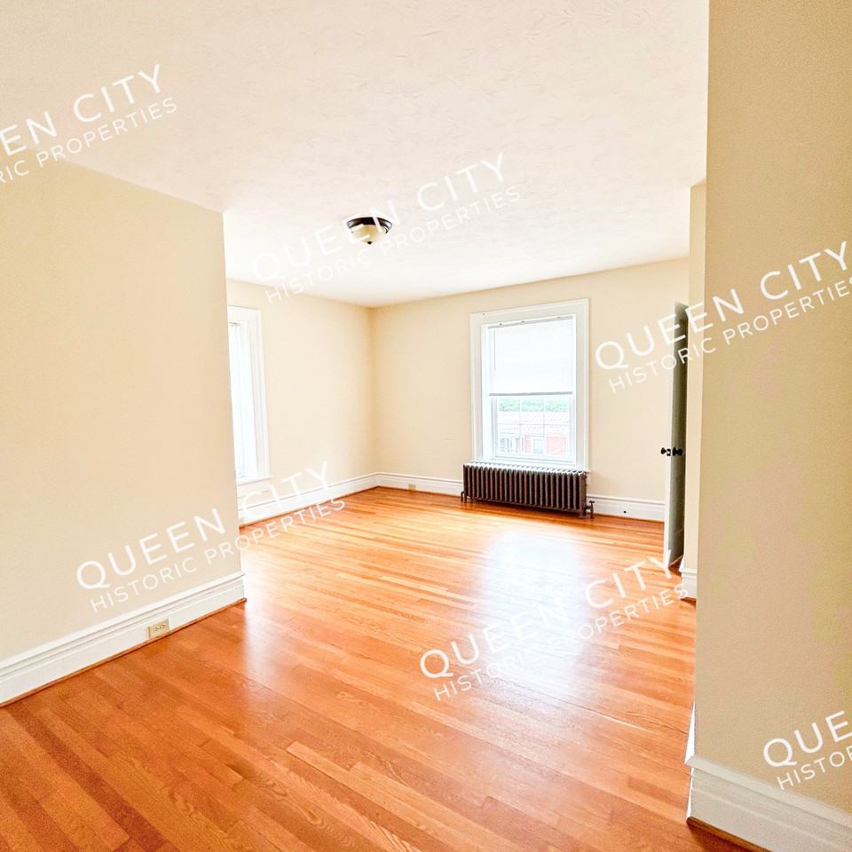 821 W Beverley St #3 - Photo 2 of 14