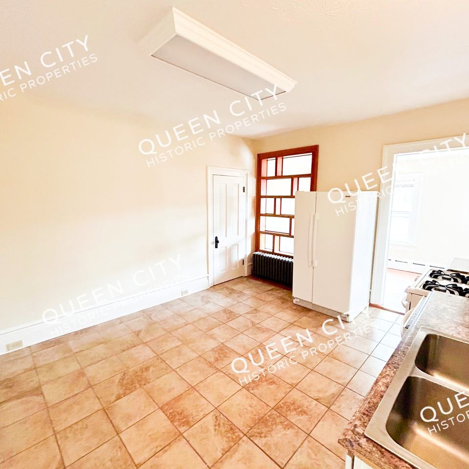 821 W Beverley St #3 - Photo 6 of 14