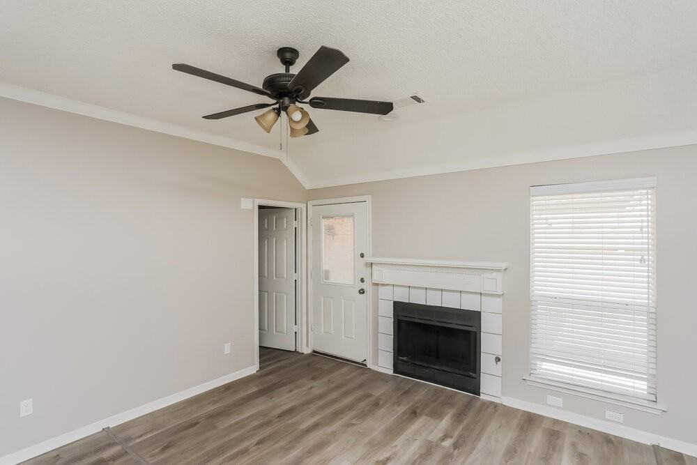 2001 Valley Falls Ave - Photo 3 of 16