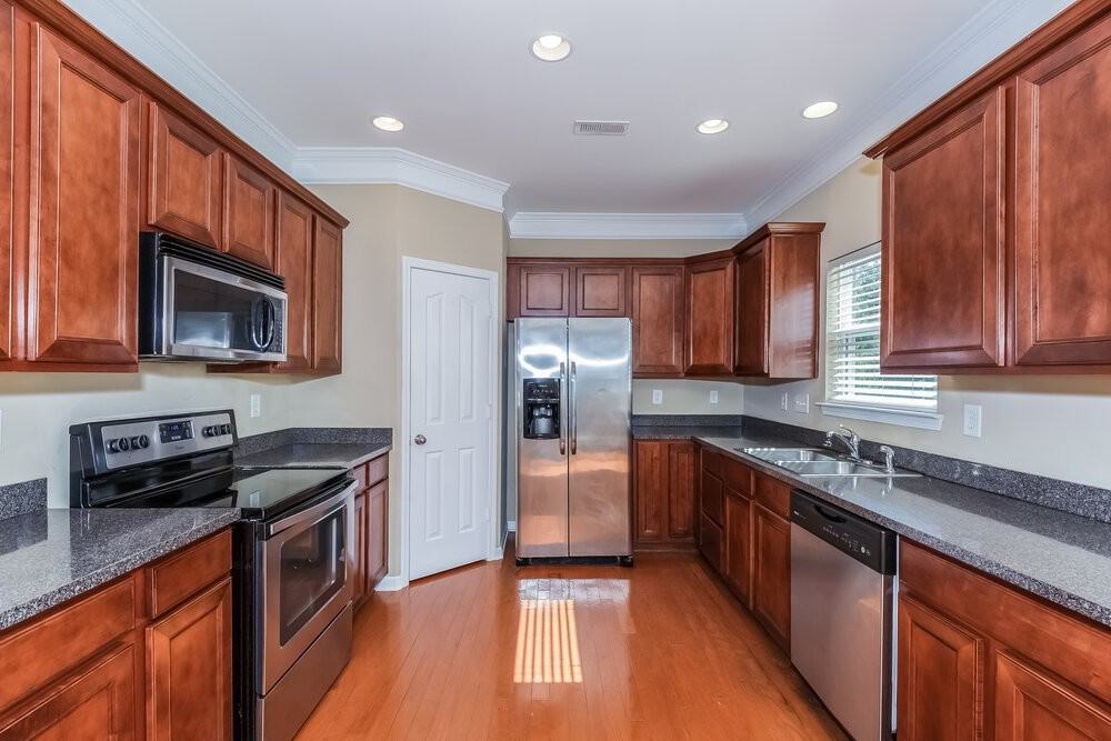 3004 Centerview Dr - Photo 5 of 16