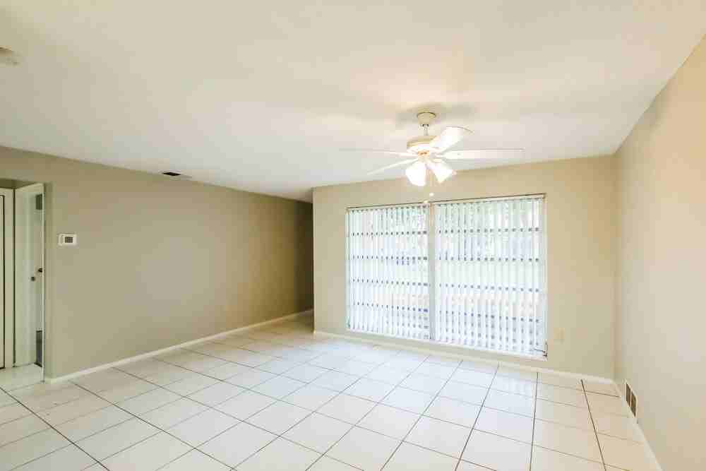 6885 Nw 27th Ct - Photo 6 of 18