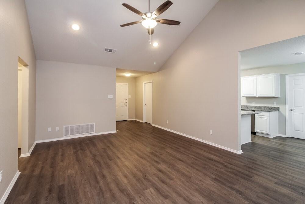 900 Vicksburg Ln - Photo 4 of 15