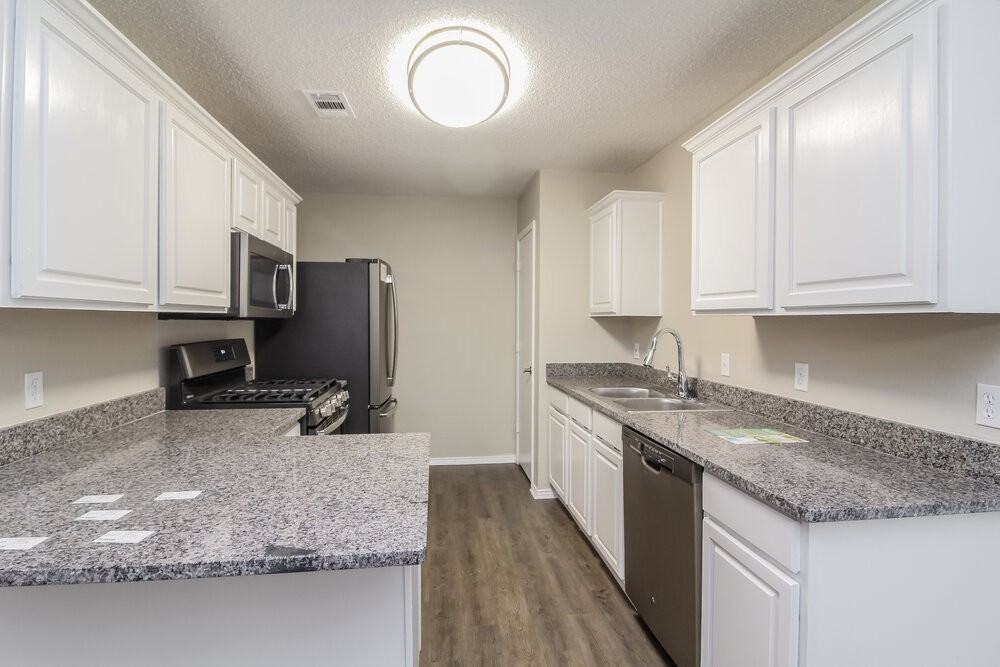 900 Vicksburg Ln - Photo 5 of 15