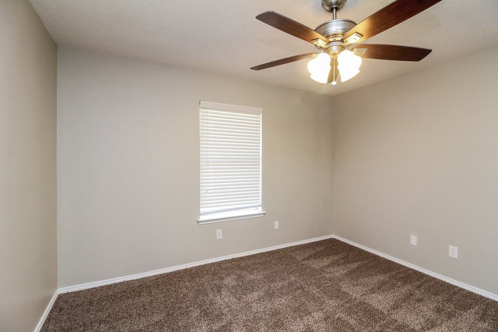 900 Vicksburg Ln - Photo 6 of 15