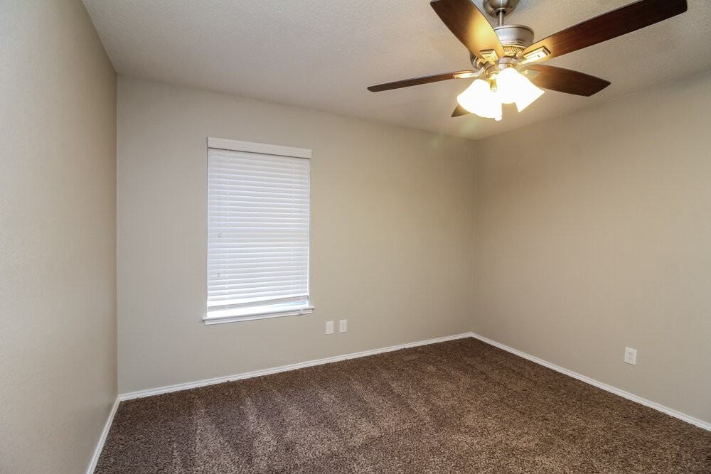 900 Vicksburg Ln - Photo 7 of 15