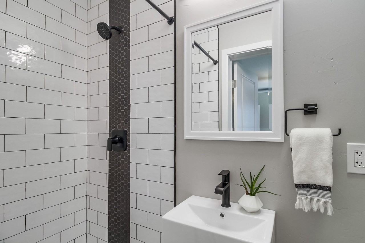 Duplet at Hillcrest | Modern Studio, 1 & 3 Bedroom Apartments - Photo 4 of 50