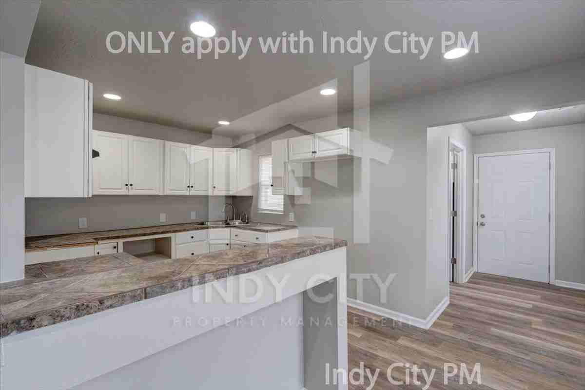 525 S Vine St #1 - Photo 7 of 20