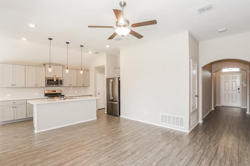 825 Amberwood Ct - Photo 4 of 16