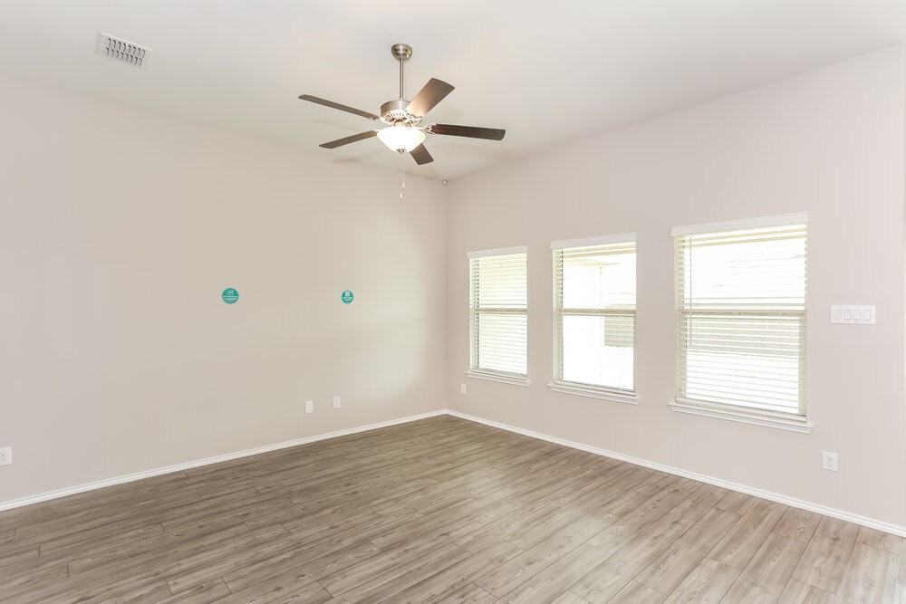 825 Amberwood Ct - Photo 5 of 16