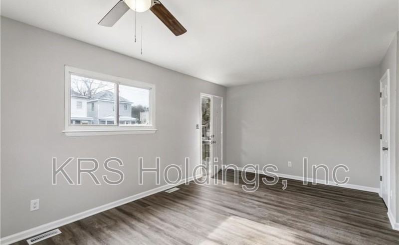 1239 24th St - Photo 3 of 10